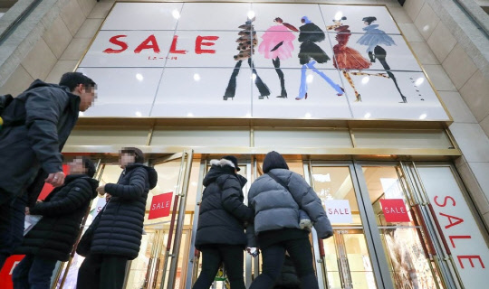 1월 2일 오후 서울 중구 롯데백화점 매장에 신년세일 안내문이 걸려 있는 모습.<연합 제공>